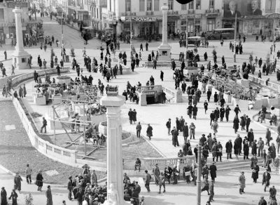 Η πλατεία Ομονοίας με τις Μούσες το 1934, φωτογραφία του Hjalmar Larsen