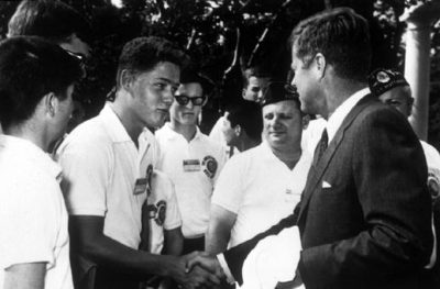 a-young-bill-clinton-meeting-john-f-kennedy-at-the-white-house-in-1963