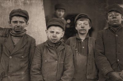 Ανθρακωρυχείο στην Πενσυλβάνια. Η τεκμηρίωση της φωτογραφίας αποκαλύπτει την ταυτότητα σε δύο από τα παιδιά. Τα ονόμα τα τους James Leonard και Stanley Rasmus