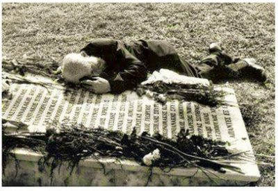 Ο Λουκάς Λιγδής, γέροντας πατέρας του καταδρομέα Χρήστου Λιγδή της Α' και 35 Μοίρας Καταδρομών, πεσμένος πάνω στο μνήμα, κλαίει για τον γιο του, που σκοτώθηκε στην Κύπρο το 1974. Τύμβος Μακεδονίτισσας, Λευκωσία, 1984