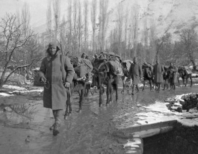 Στρατιώτες σε πορεία στο Αλβανικό μέτωπο. Φωτογραφία του Δημήτρη Χαρισιάδη (αρχείο του Μουσείου Μπενάκη)
