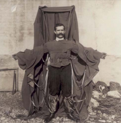 Ο Franz Reichelt, ήταν Γάλλος με αυστριακή καταγωγή και ράφτης στο επάγγελμα. Λόγω της ενασχόλησής του με το αλεξίπτωτο τον αποκαλούσαν, «ο Ιπτάμενος Ράφτης».