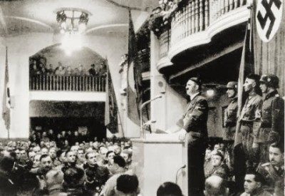 Ο Αδόλφος Χίτλερ κατά τη διάρκεια της επετειακής ομιλίας του στην Μπυραρία του Μονάχου. Δέκα λεπτά μετά την αναχώρησή του εξερράγει η βόμβα που ήταν τοποθετημένη ακριβώς από πίσω του!
