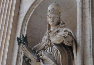 Το άγαλμα της πάπισσας Ιωάννας στη Ρώμη.