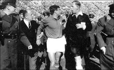 Ο Κεν Άστον ήταν διαιτητής στον αγώνα Χιλή-Ιταλία το 1962