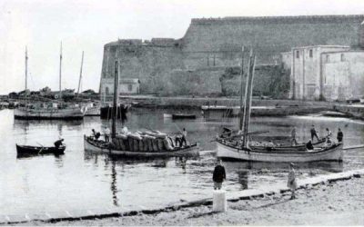 Το λιμάνι της Κερύνειας την δεκαετία του 50. Την περίοδο εκείνη οι Άγγλοι είχαν μετατρέψει το κάστρο σε φυλακές για τους ελληνοκύπριους αγωνιστές της ΕΟΚΑ. Η Εθνική Οργάνωση Κυπρίων Αγωνιστών δημιουργήθηκε το 1955 στην Κύπρο με σκοπό την απελευθέρωση από τη Βρετανική κυριαρχία και την ένωση με την Ελλάδα.