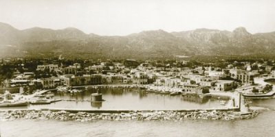 Το κάστρο βρίσκεται σε μία από τις αρχαιότερες πόλεις του νησιού που ιδρύθηκε από του Αχαιούς, . Φωτογραφία του κάστρου και του λιμανιού της Κερύνειας του 1940