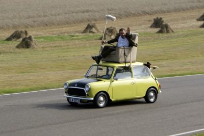 Ο Mr Bean «πάνω» στο αυτοκίνητό του, το αξέχαστο Mini