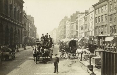 The Strand, κεντρική λεωφόρος στην καρδιά του Λονδίνου. Σπάνια φωτογραφία από τον πρωτοπόρο Σκωτσέζο φωτογράφο της εποχής George Washington Wilson,1890. Μουσείο Λονδίνου