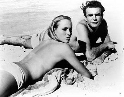 Ursula Andress και Sean Connery στα γυρίσματα της ταινίας 'Dr. No'