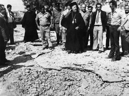 Ο Αρχιεπίσκοπος Μακάριος μπροστά στον κρατήρα που δημιούργησε η έκρηξη ης βόμβας στυον Άγιο Σέργιο Αμμοχώστου 