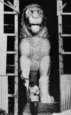Το γύψινο ομοίωμα του λέοντα που έφτιαξε ο Παναγιωτάκης, που εικονίζεται με το άσπρο σακάκι, για την ανακατασκευή του πρωτότυπου αγάλματος
