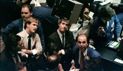 Χρηματιστές παρακολουθούν την πτώση του Dow Jones στο χρηματιστήριο της Νέας Υόρκης τον Οκτώβριο του 1987