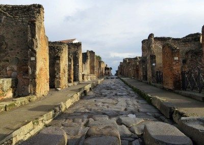 pompeii-street-1-400x285