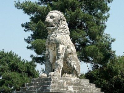 Το λιοντάρι της Αμφίπολης έχει ύψος 5 μέτρα και 30 εκατοστά ενώ μαζί με τη βάση φτάνει τα 16 μέτρα