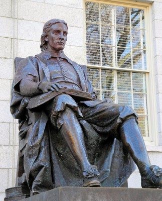  Το άγαλμα του Τζον Χάρβαρντ κοσμεί την αυλή του πανεπιστημίου.