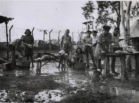 Δεκέμβριος 1946. Άντρες και γυναίκες πλένουν τα ρούχα τους στα κρατητήρια Αρχεία: Courtesy JDC 