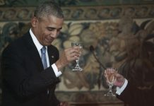 «Στην υγειά σας». Η πρόποση του Ομπάμα και η αναφορά στον Περικλή. «Τους φίλους μας επιδιώκουμε να αποκτήσουμε, όχι ευεργετούμενοι από αυτούς, αλλά ευεργετούντες αυτούς». Φωτογραφικά στιγμιότυπα από το δείπνο
