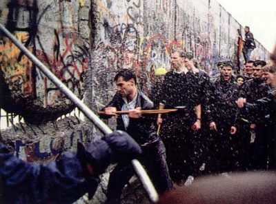 Βερολινέζοι δείχνουν με εύγλωττο τρόπο τα αισθήματά τους για το Τείχος