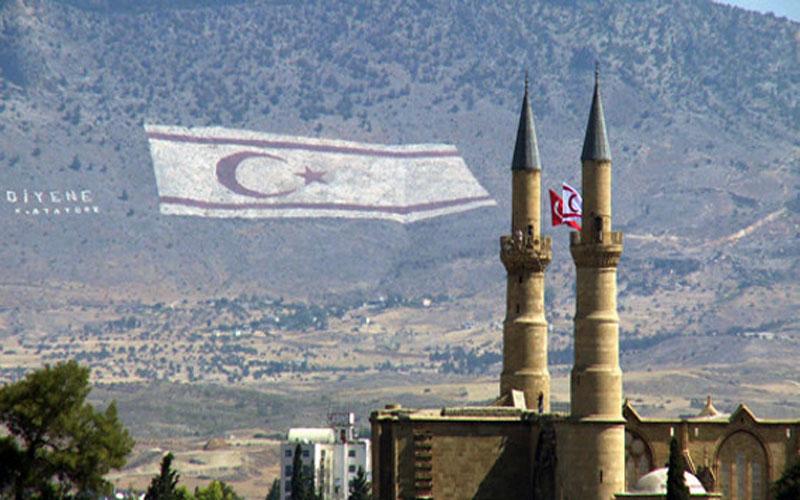 Όψη τουΠενταδάκτυλου πάνω στον οποίο έχουν δημιουργήσει φύο τεράστιες σημαίες: μία τουρκική και μία του ψευδοκράτους