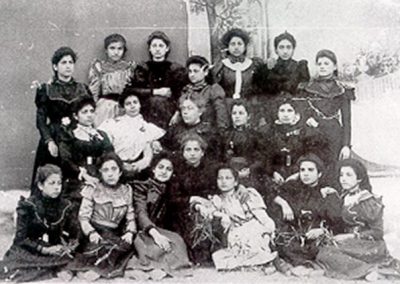 Οι μαθήτριες του παρθεναγωγείου Λεμεσού το 1899 με τις καθηγήτριες τους στη μεσαία σειρά. Στο κέντρο η Πολυξένη Λοϊζιάς και στα δεξιά της η Χαρ. Αποστολίδου. Πηγή: Λεμεσού Μνήμες 