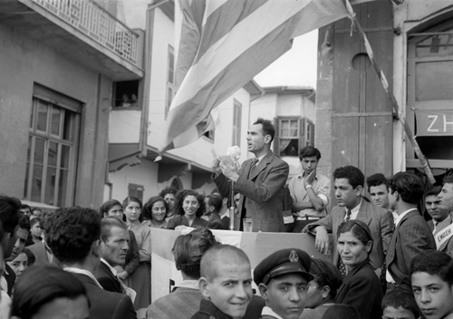 O γενικός γραμματέας του ΑΚΕΛ Εζεκίας Παπαϊωάννου μιλά σε ανοιχτή συγκέντρωση υπέρ του ενωτικού δημοψηφίσματος το 1950. 