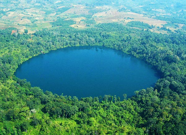 Η πανέμορφη λίμνη δίπλα στην οποία δημιουργήθηκε μια &quot;παιδούπολη της Φρειδερίκης&quot; για τα ορφανά του πολέμου. Ένα μαγευτικό τοπίο στην καρδιά της Ελλάδας - ΜΗΧΑΝΗ ΤΟΥ ΧΡΟΝΟΥ